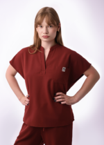 bluza medyczna damska oversize w kolorze burgundowym marka Kokolu