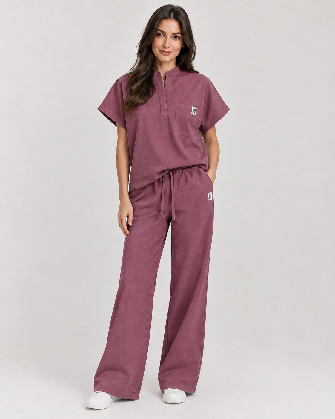 bluza-medyczna-oversize-kokolu-winogronowa-gdansk-uck spodnie medyczne damskie szeroka nogawka kolor winogronowy marka Kokolu
