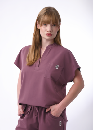 bluza medyczna damska oversize w kolorze winogronowym marka Kokolu