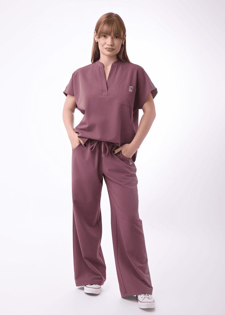 bluza medyczna damska oversize w kolorze winogronowym marka Kokolu