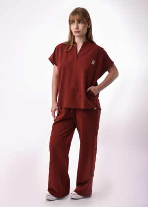 bluza medyczna damska oversize w kolorze burgundowym marka Kokolu