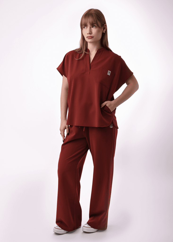 bluza medyczna damska oversize w kolorze burgundowym marka Kokolu